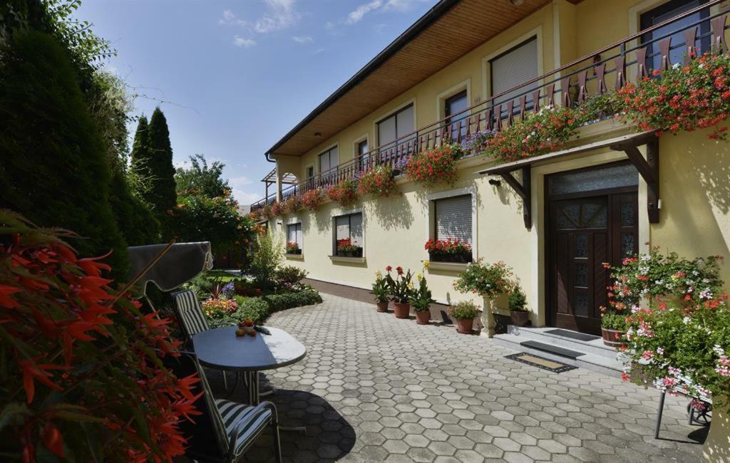 Hotel Blumenhof Wegleitner Illmitz Exterior foto