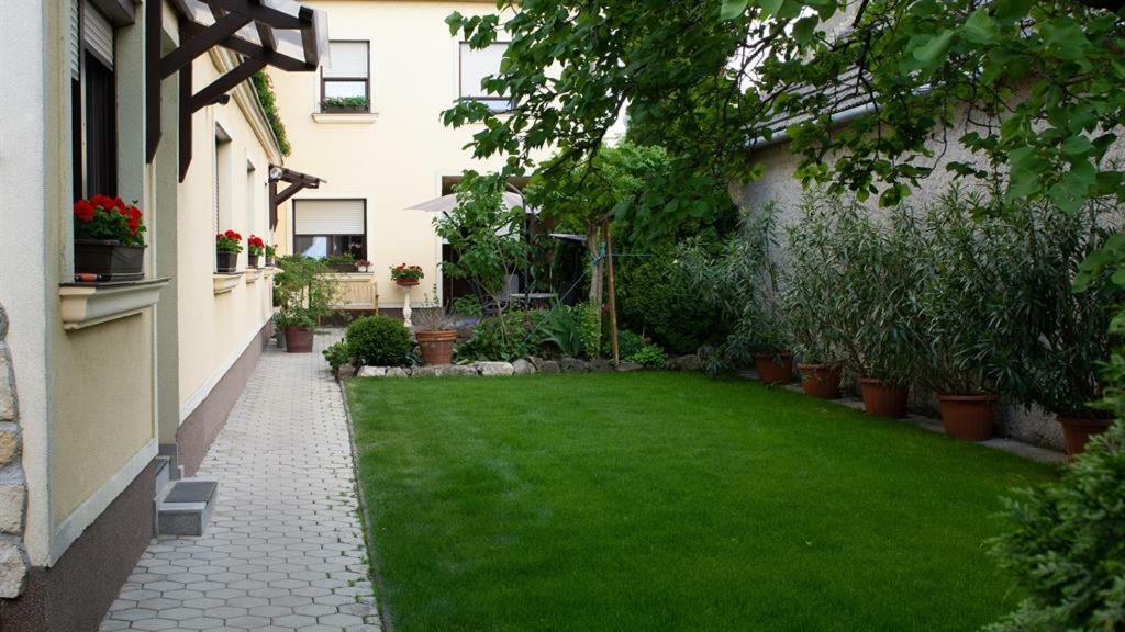 Hotel Blumenhof Wegleitner Illmitz Exterior foto